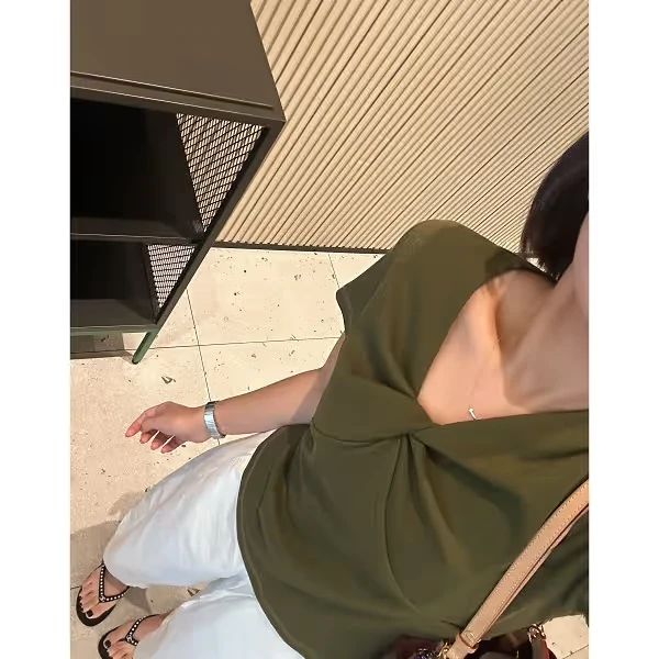 HEIHEI【天鹅颈】凉感舒爽~莱赛尔天丝螺纹V领扭结简约设计百搭T恤