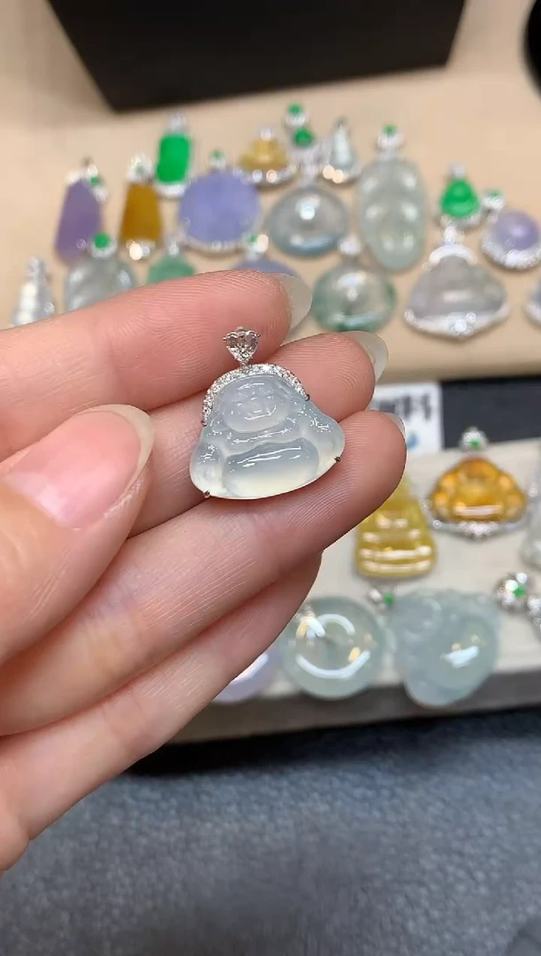 颈饰18K金镶嵌翡翠佛公【无服务费