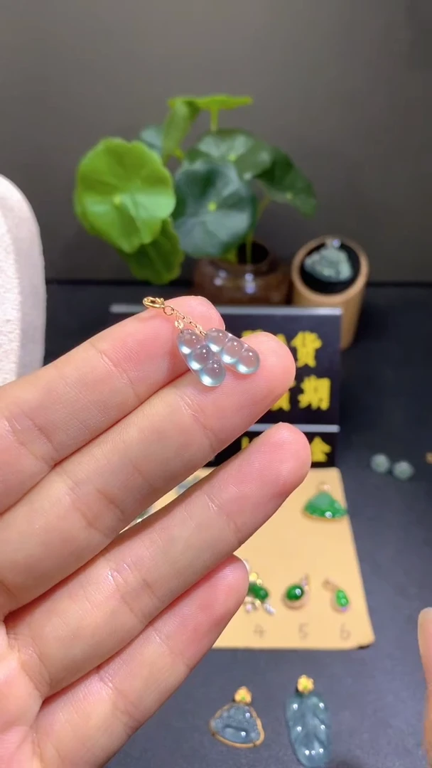 颈饰18K金镶嵌翡翠天然A货翡翠