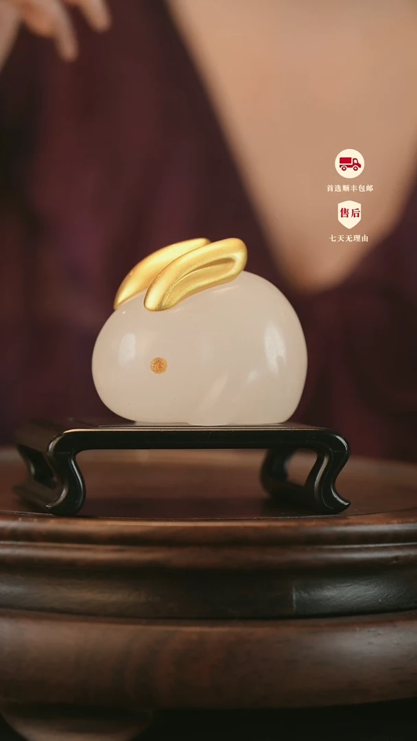 云南石荔枝白雕刻：玉兔摆件