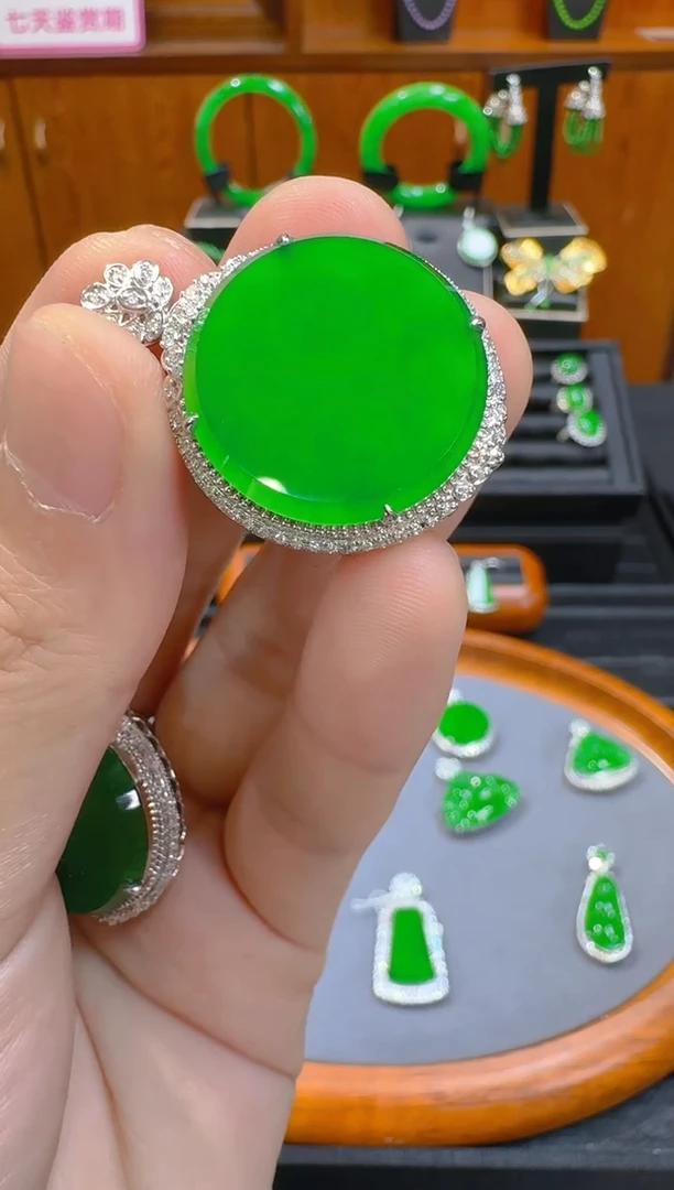 【闪购商品】翡翠吊坠(赠链)18K金镶嵌天然A货翡翠