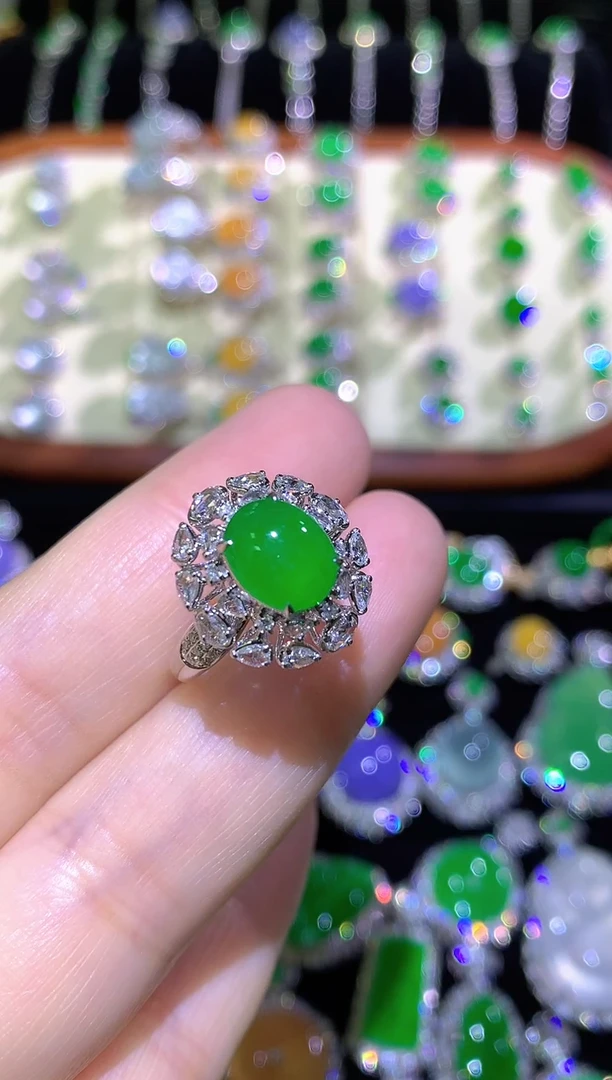 18K金镶嵌戒指翡翠高冰满绿蛋面戒指