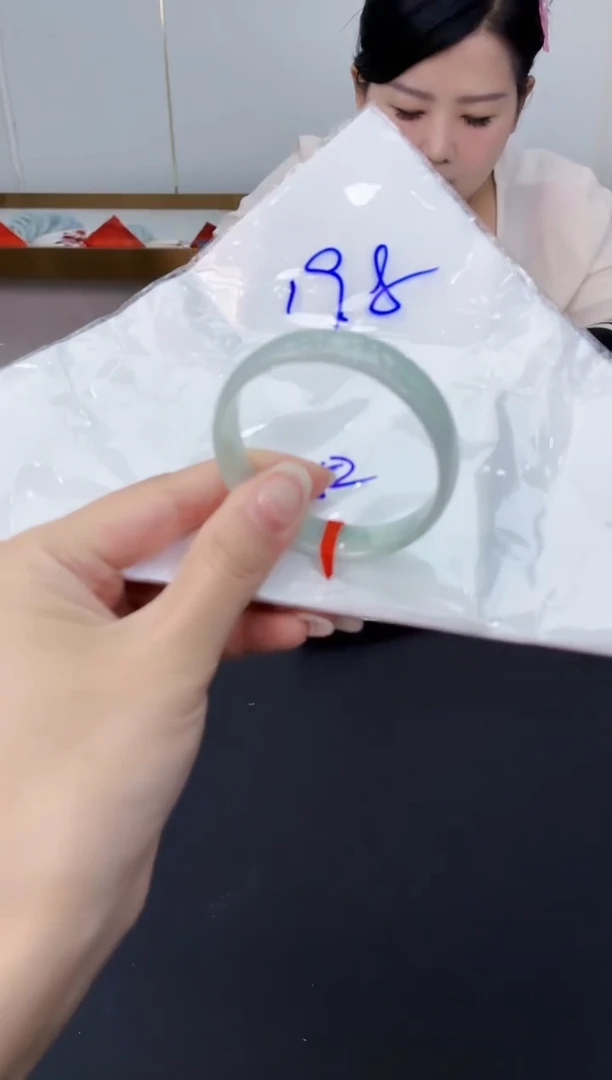翡翠手镯未镶嵌翡翠手镯