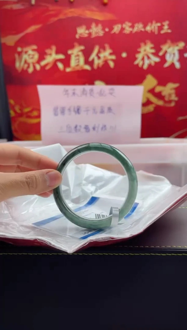 【闪购商品】翡翠手镯未镶嵌1翡翠手镯（微瑕）