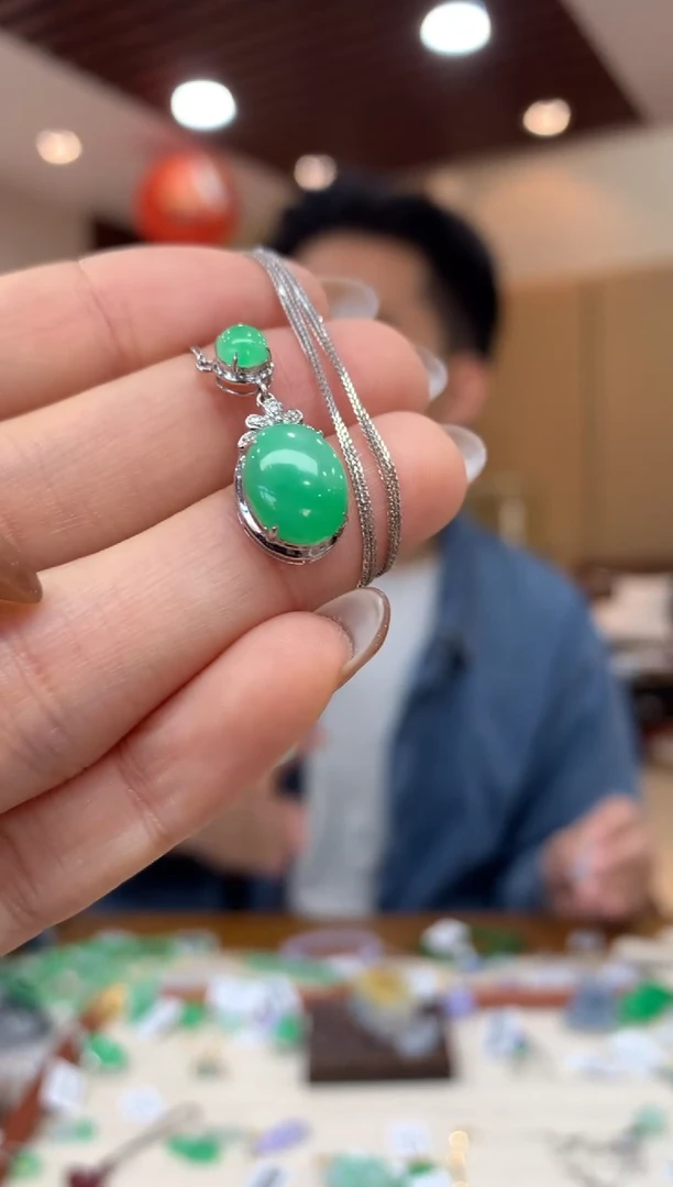 套链18K金镶嵌翡翠蛋面