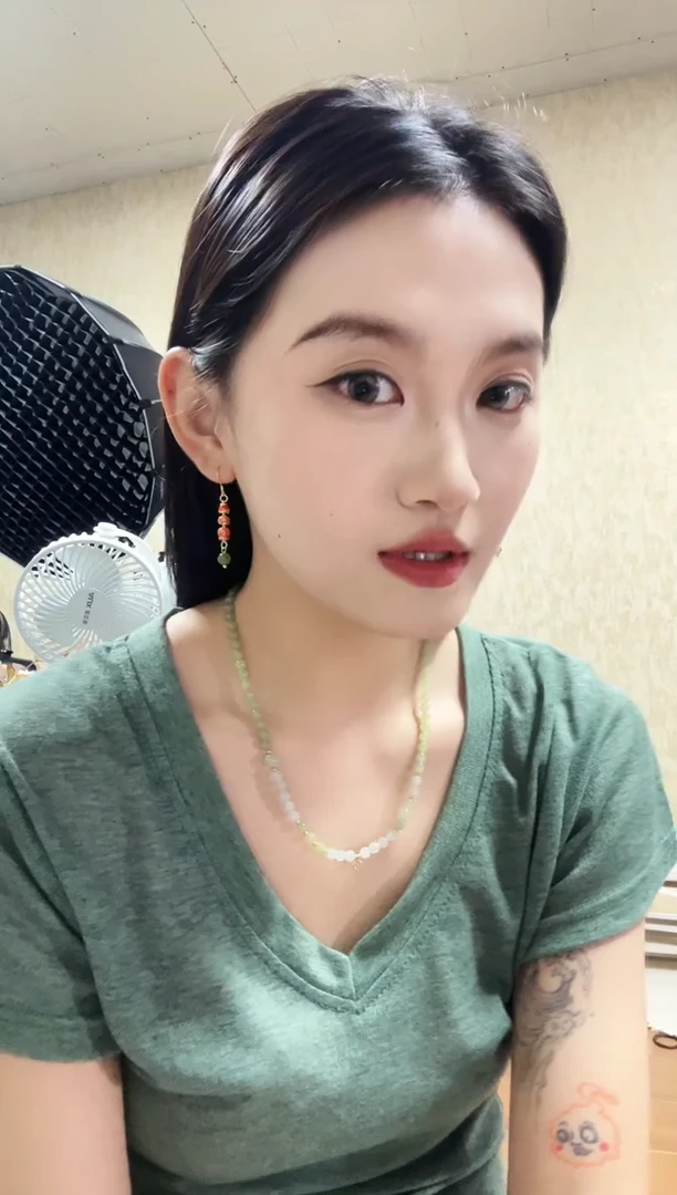 和田玉未镶嵌耳饰大鱼海棠