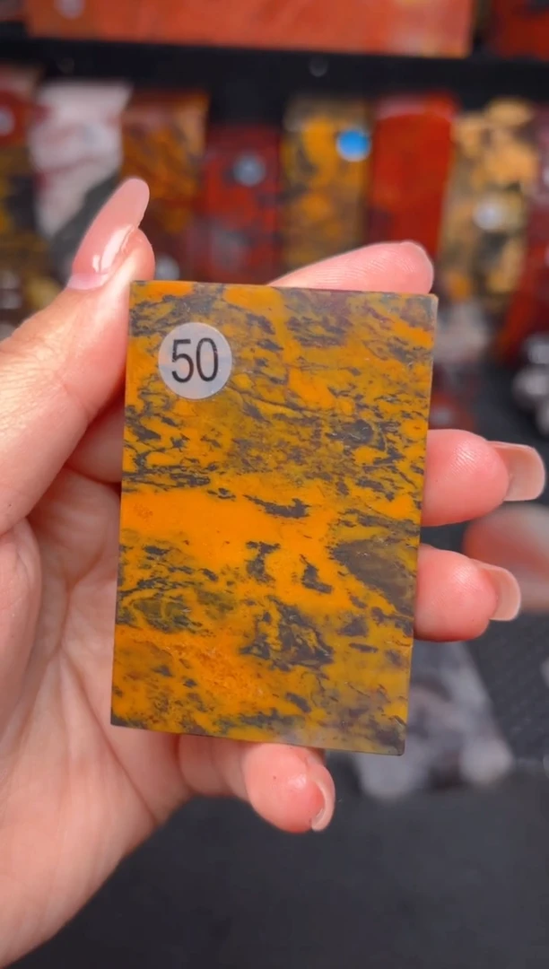 玉桂林鸡血玉摆件 编号：50