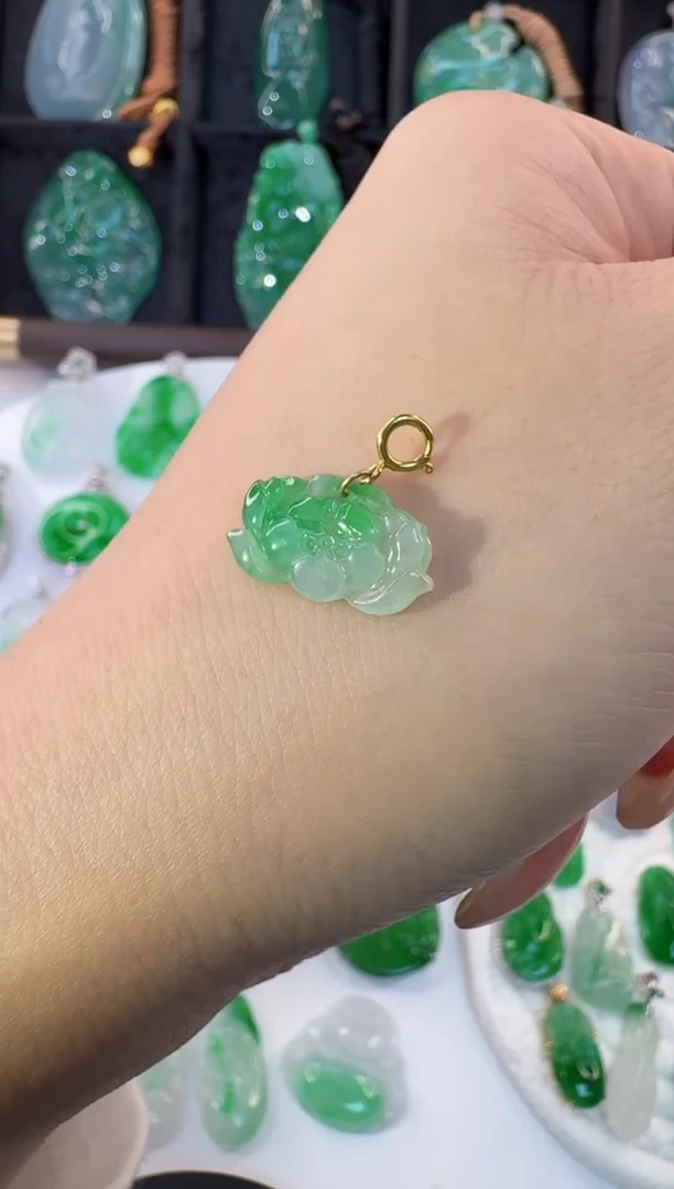 颈饰18K金镶嵌翡翠缅甸A货翡翠