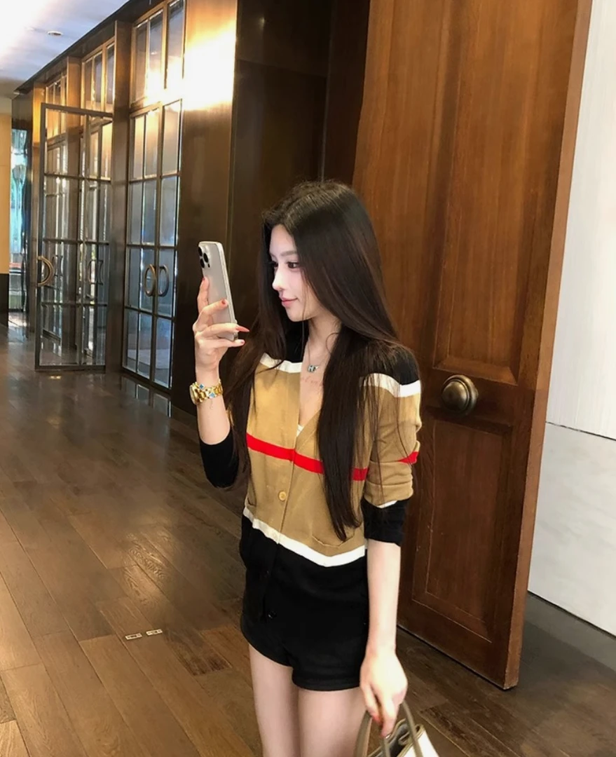 女针织学院风V领秋季条纹开衫款长袖毛针织衫薄款