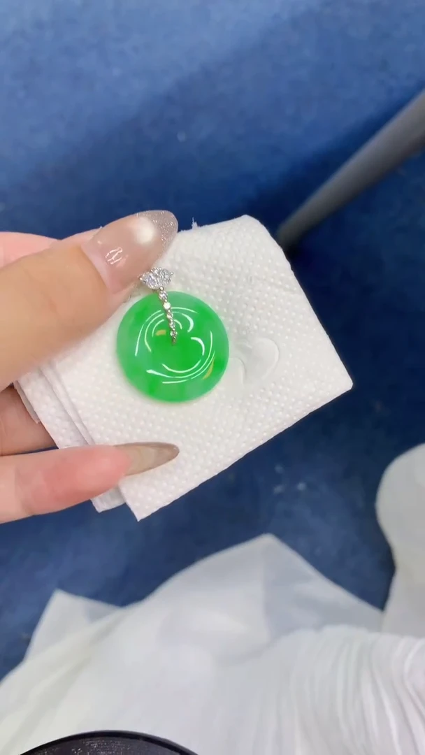 颈饰18K金镶嵌翡翠小*1