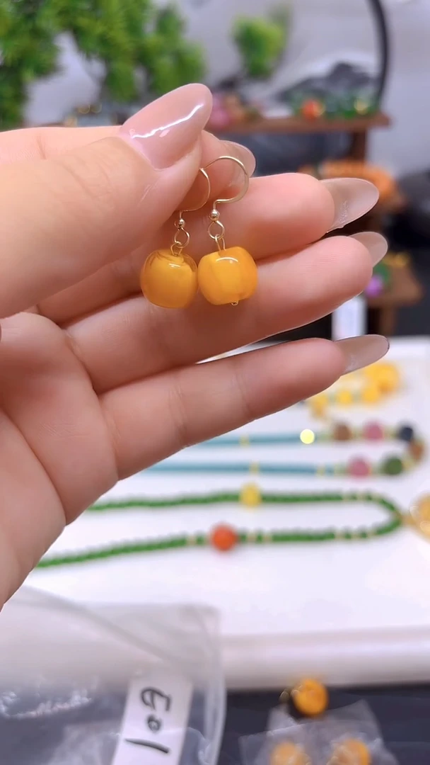 14K金镶嵌蜜蜡耳饰E01