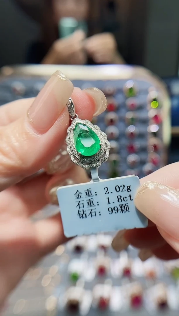 18K金镶嵌颈饰祖母绿1.8..