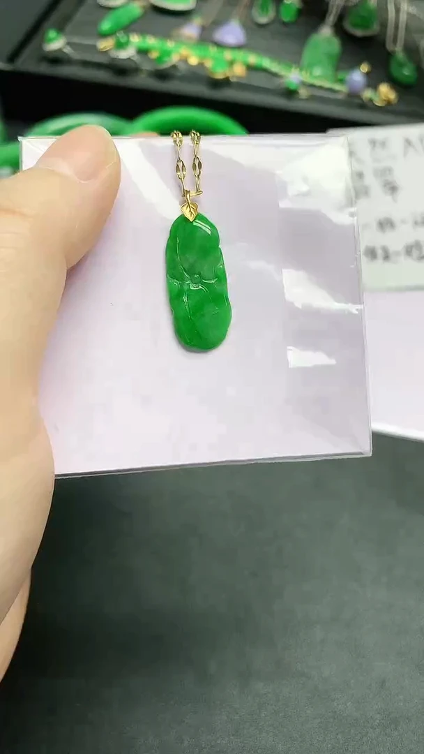 颈饰18K金镶嵌翡翠赠礼盒证书