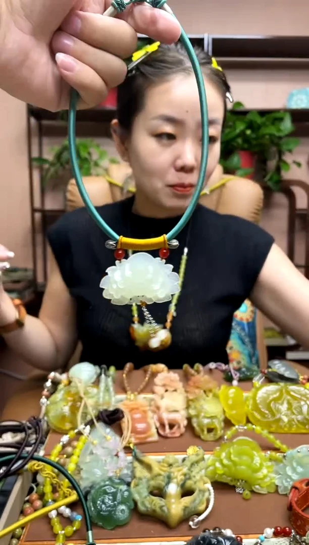 未镶嵌岫玉吊坠`