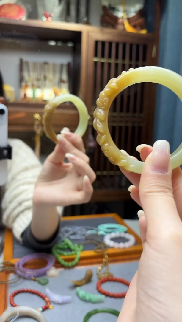 未镶嵌手镯和田玉和田玉雕花手镯HX