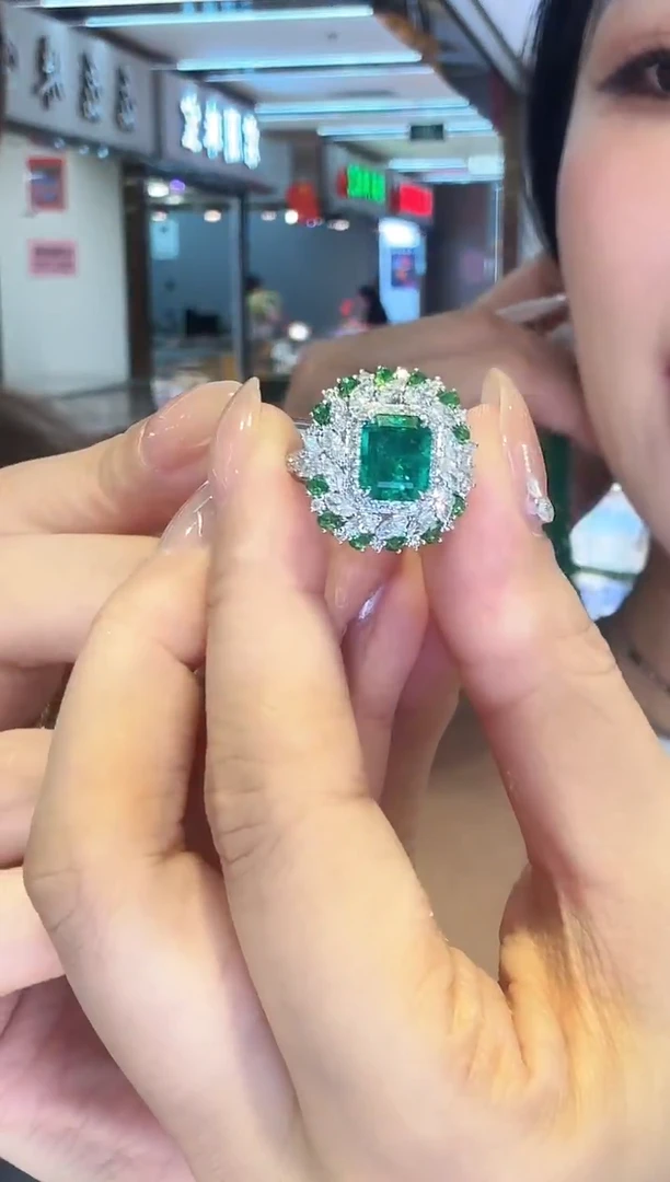 18K金镶嵌戒指祖母绿2.23ct 吉尔德大证