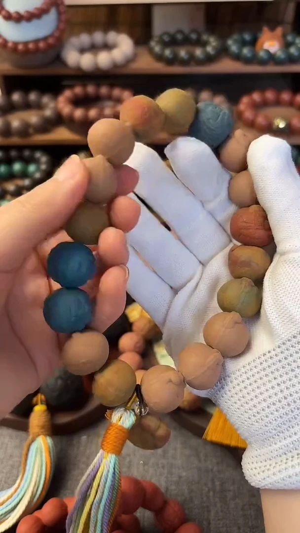 泥塑手持多宝设计款一条