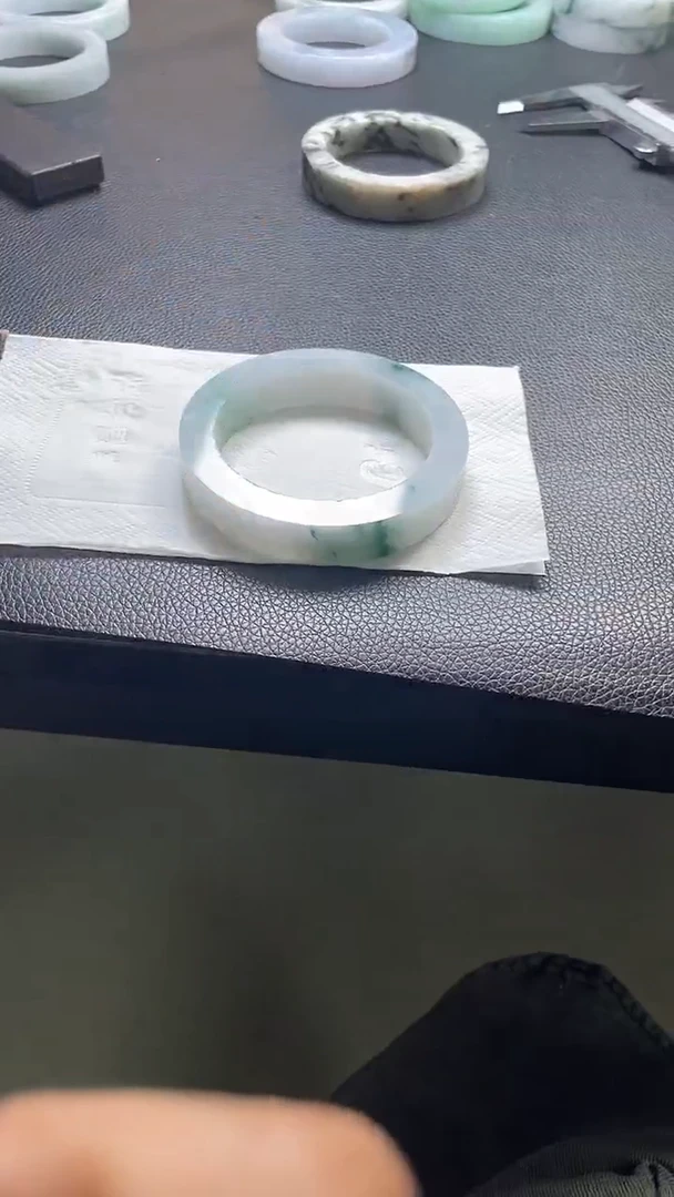 定制翡翠手镯未镶嵌发一件
