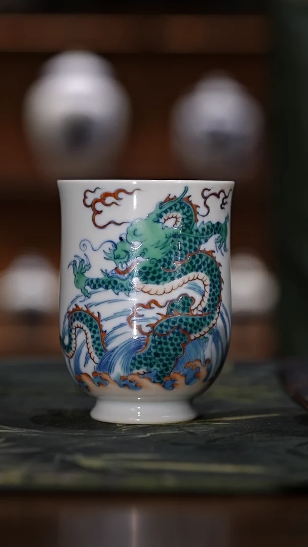 古官霸王龙斗彩手持杯