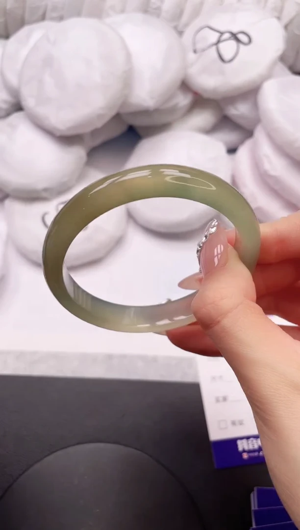 【闪购商品】石英质玉手镯未镶嵌24K235-57