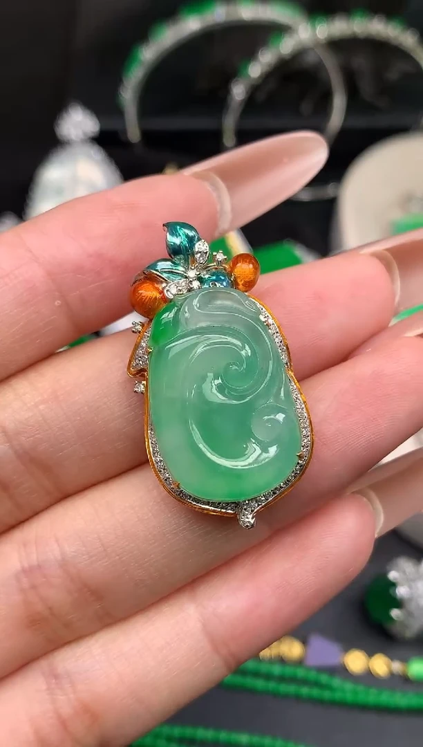 颈饰18K金镶嵌翡翠如意