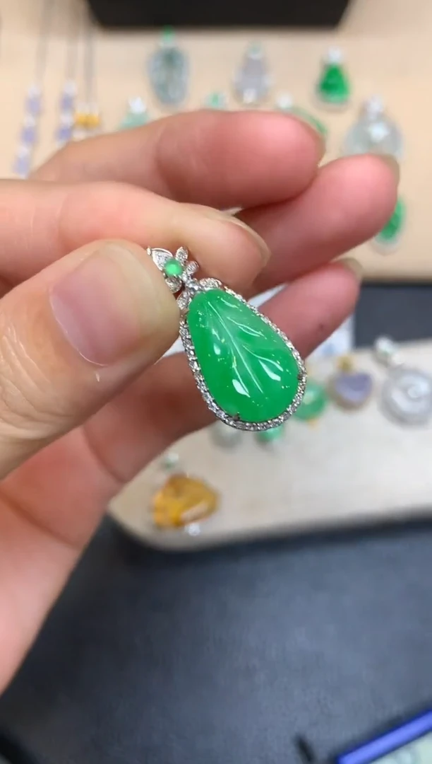 颈饰18K金镶嵌翡翠树叶【无服务费