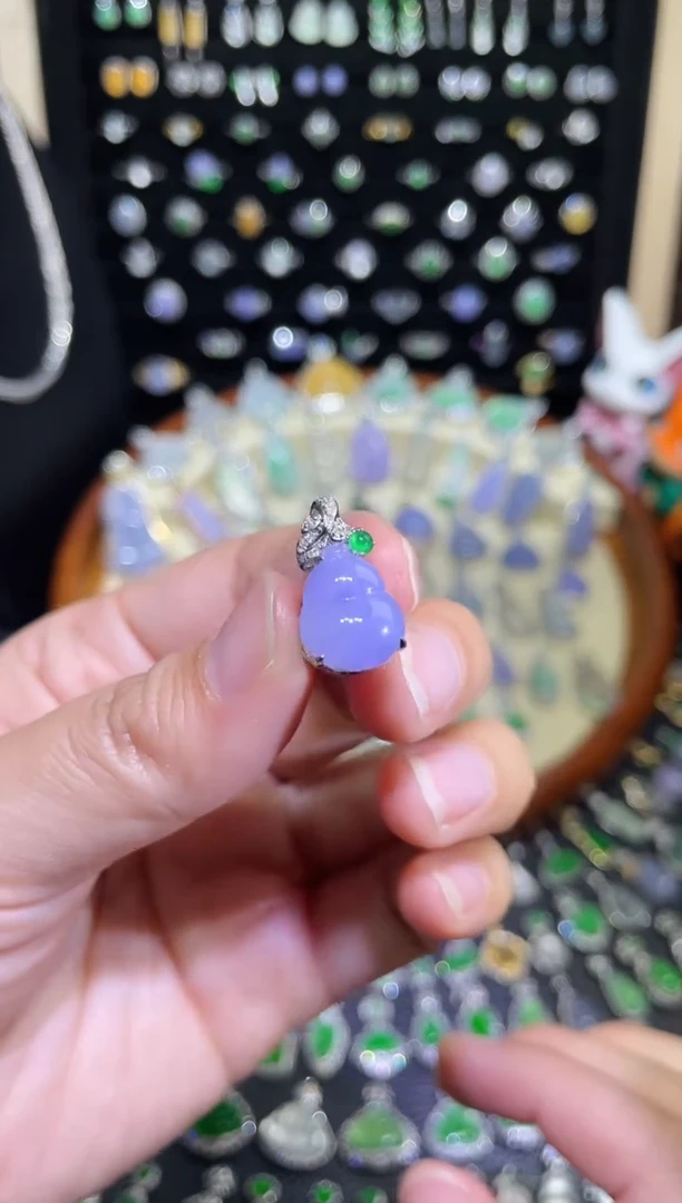 颈饰18K金镶嵌翡翠盖中盖红春紫葫芦吊坠