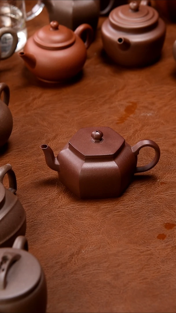 茶壶紫砂名****了六方紫砂壶一只