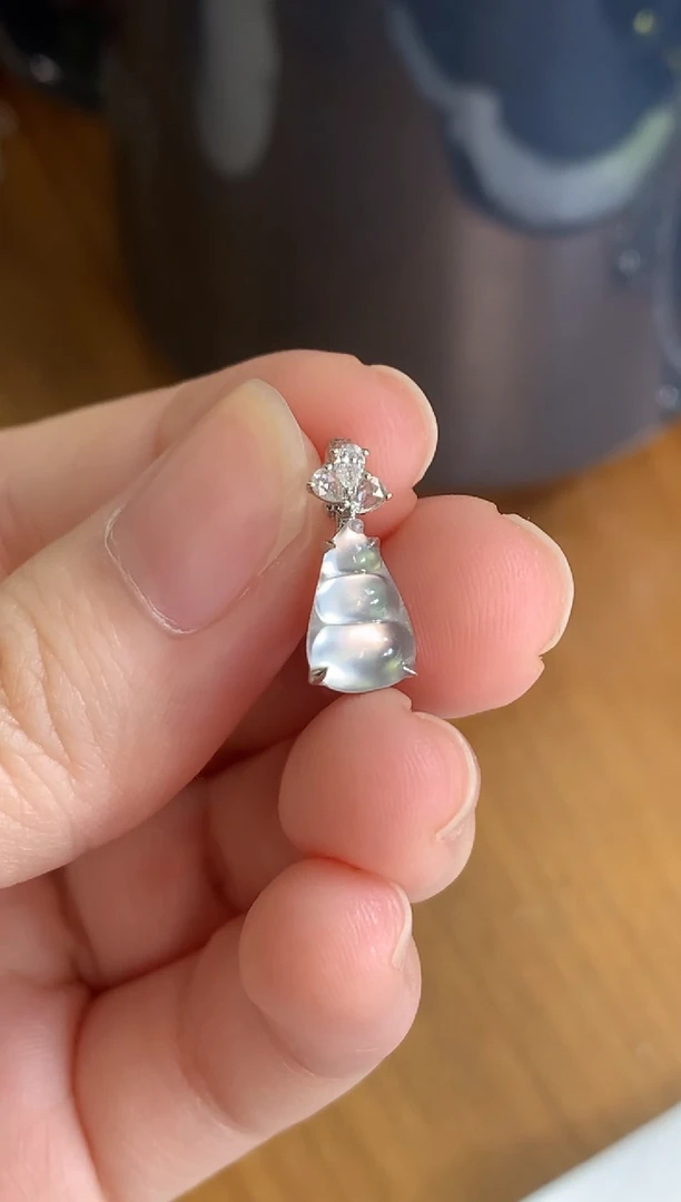 颈饰18K金镶嵌翡翠豆子