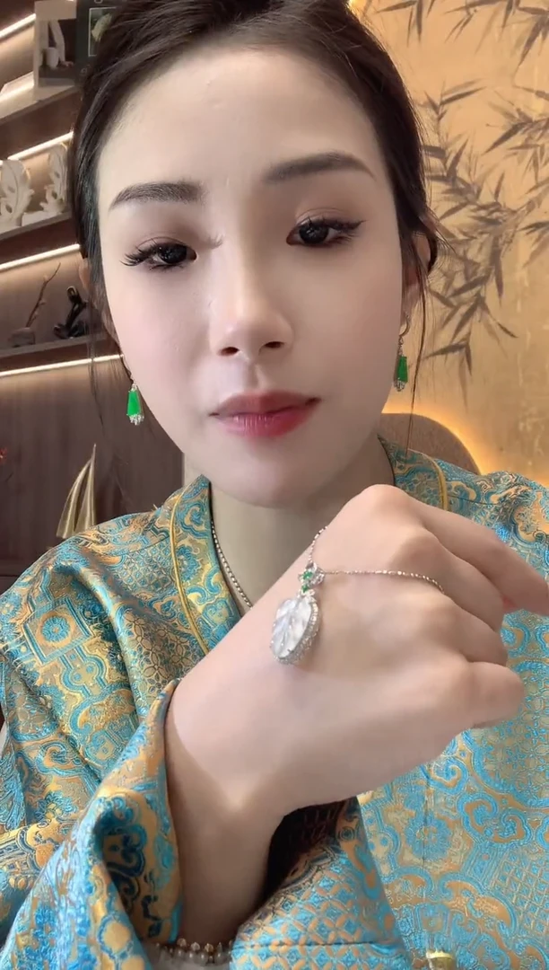 【闪购商品】翡翠吊坠(不含链)18K金镶嵌C11