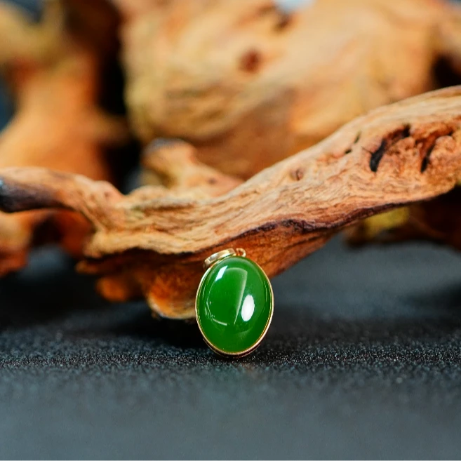 18k和田玉碧玉旦形吊坠 T100601