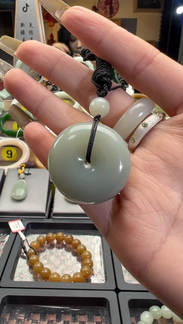 【闪购商品】和田玉吊坠(赠链)未镶嵌且末料青白玉平安扣26.8g