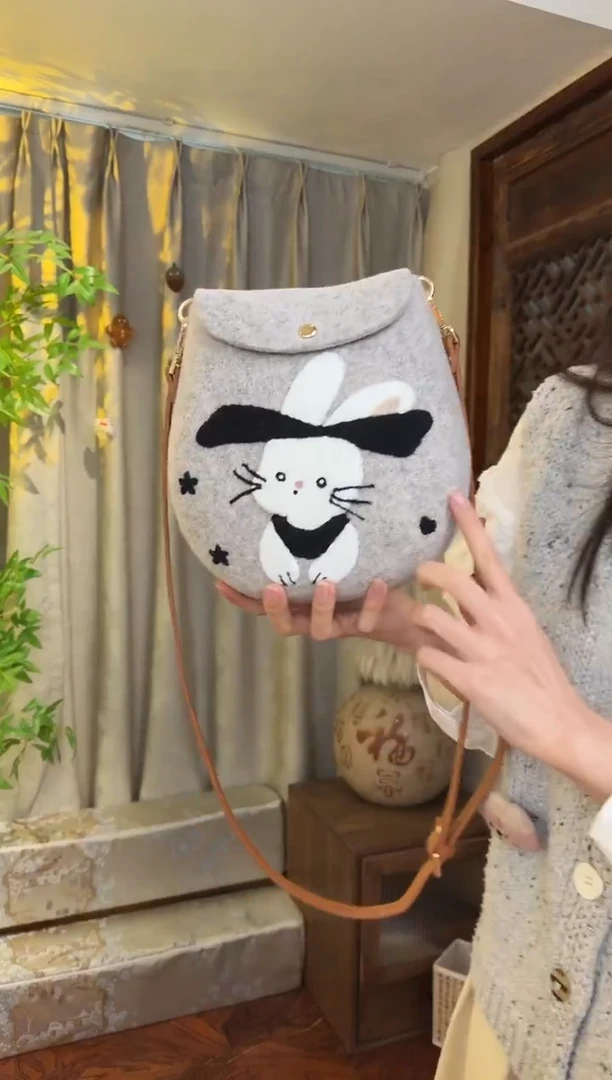 羊毛非遗羊毛毡包  蛋蛋包灰兔子