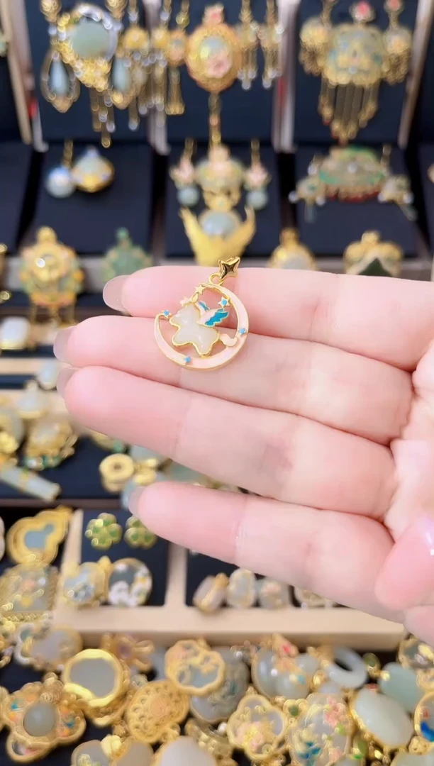 颈饰银S925镀金镶嵌和田玉珐琅星月归马吊坠