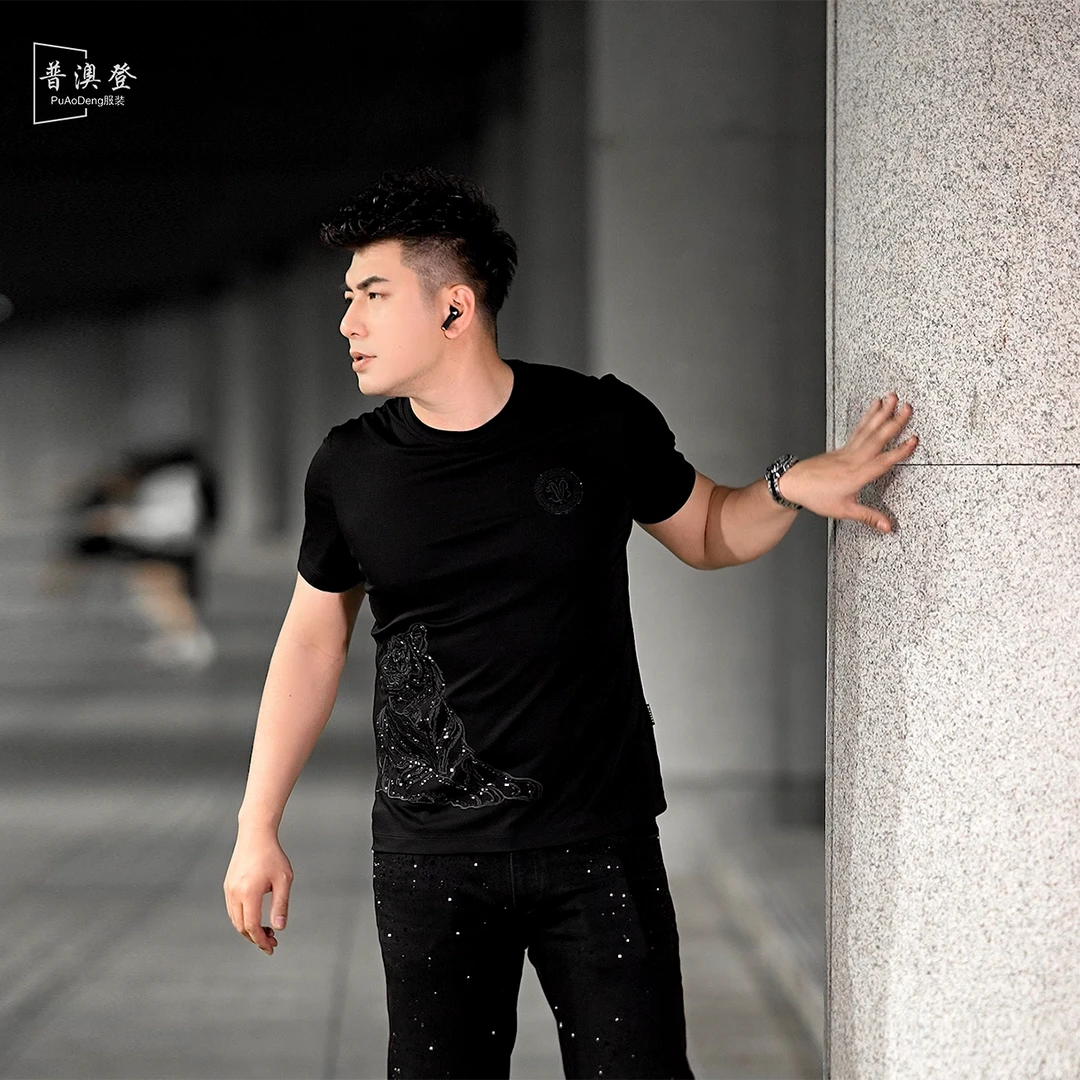 普澳登 夏季新款潮流百搭T恤修身徽章老虎刺绣烫钻男士短袖T恤