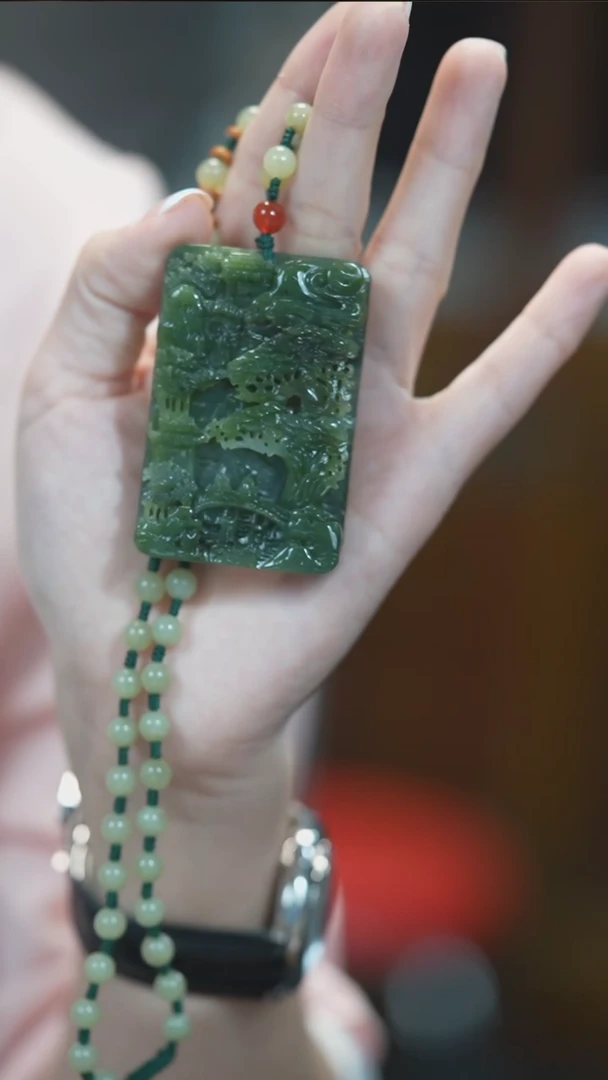 颈饰未镶嵌和田玉（碧玉）山水牌