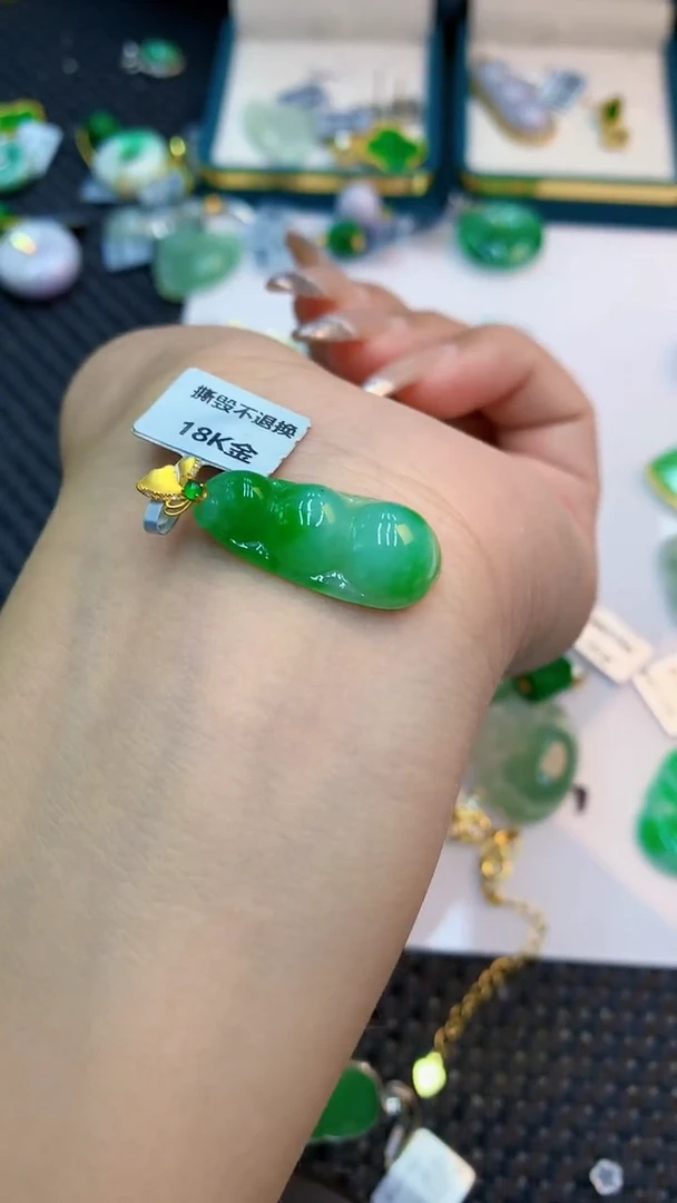 颈饰18K金镶嵌翡翠1