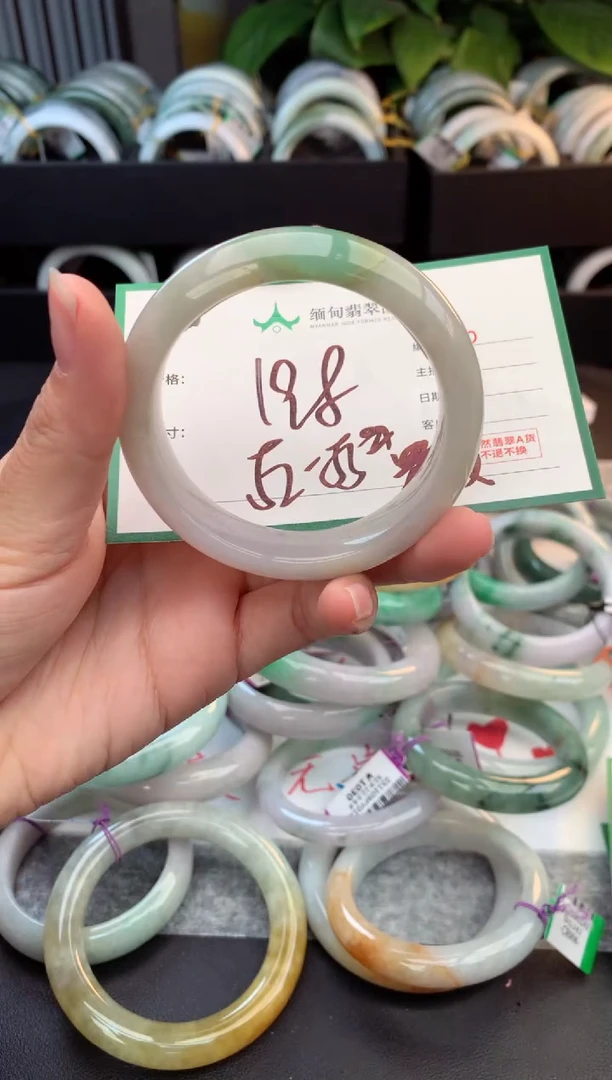 未镶嵌定制翡翠毛货需精细抛光+多人