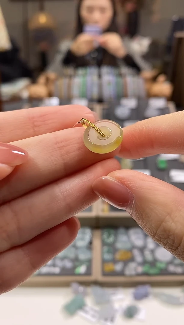 颈饰18K金镶嵌翡翠平安扣