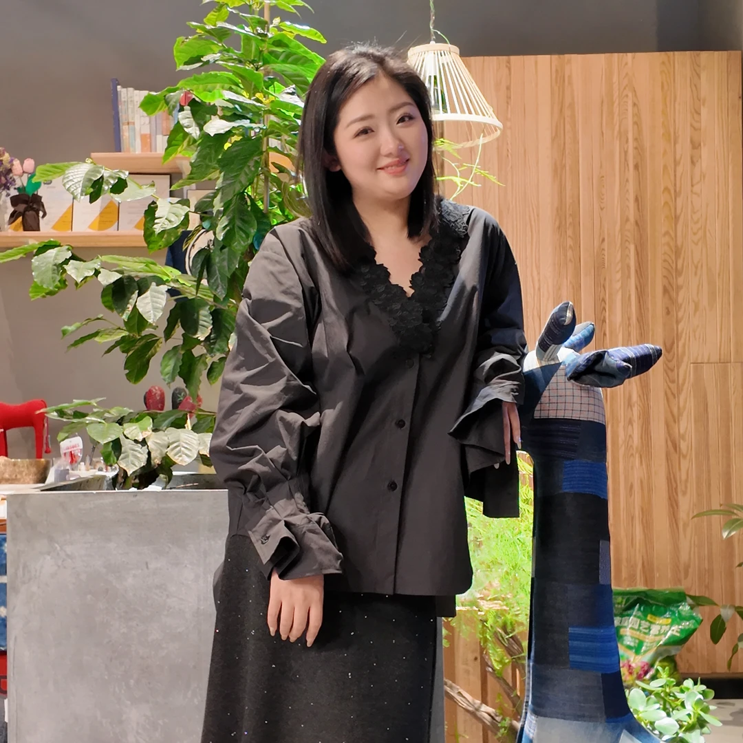 大博姐大码小众设计感别致重工蕾丝V领喇叭袖衬衫