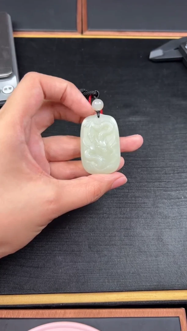 【闪购商品】和田玉吊坠(赠链)未镶嵌且末微色差迪克兰二细