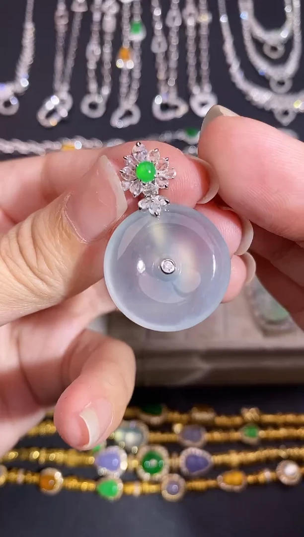 颈饰18K金镶嵌翡翠吊坠