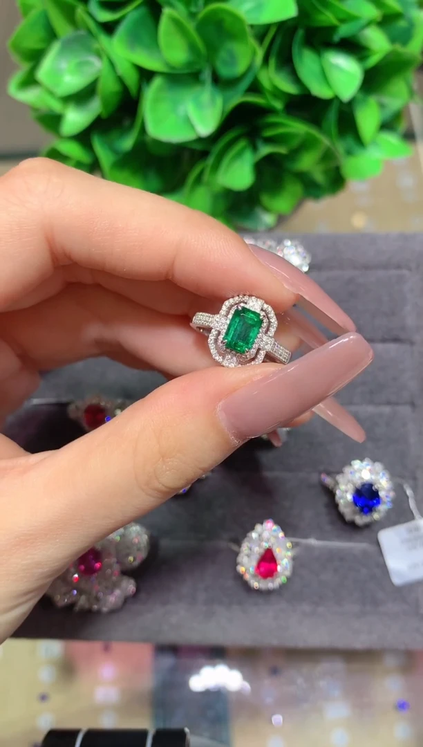 18K金镶嵌戒指祖母绿小****C1.3ct