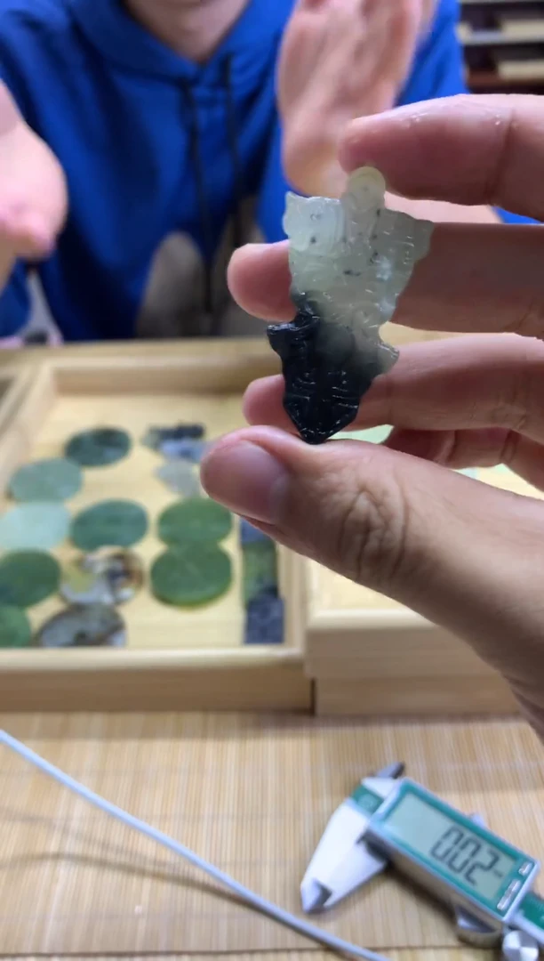 未镶嵌蛇纹石玉颈饰38