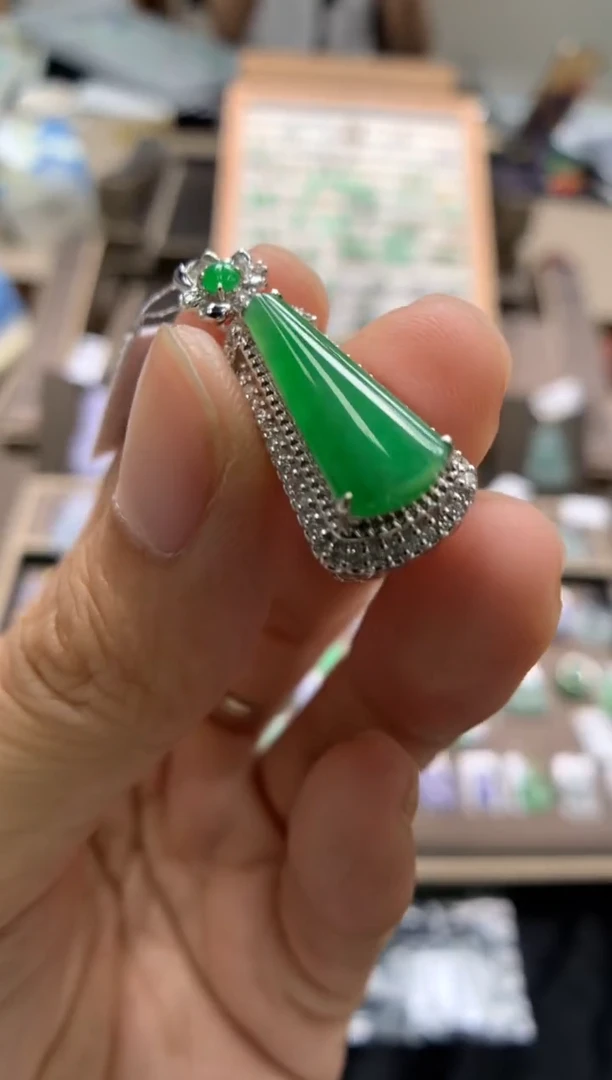 颈饰18K金镶嵌翡翠无事牌