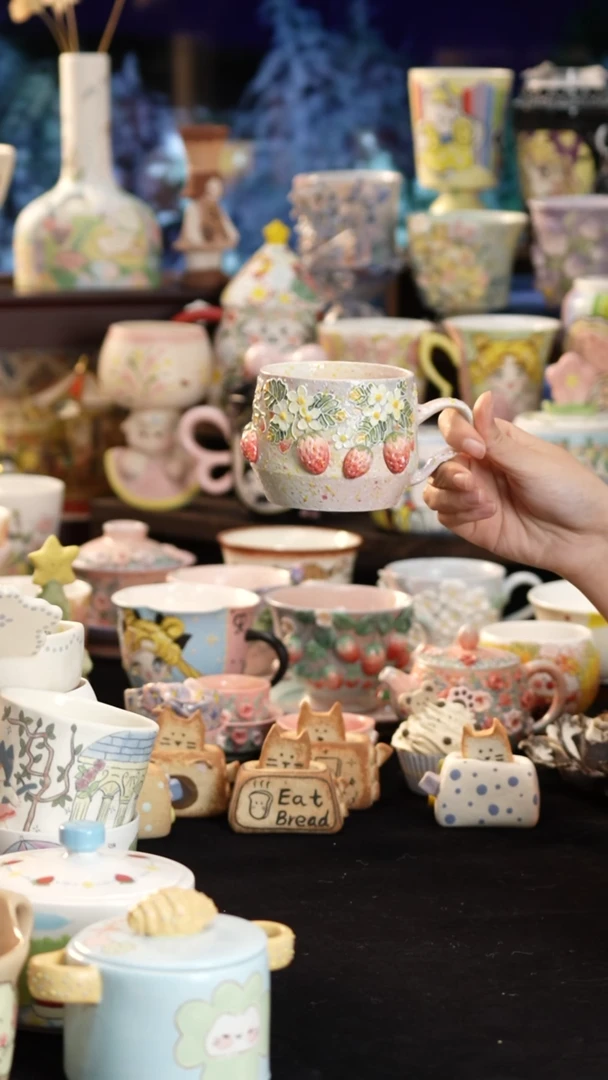 摆件陶景德镇釉下彩手绘设计师款陶瓷