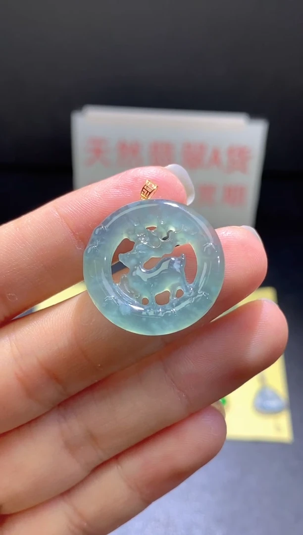 翡翠18K金镶嵌颈饰翡翠吊坠