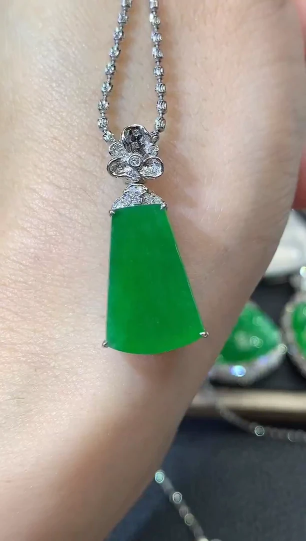 吊坠(不含链)18K金镶嵌翡翠C48