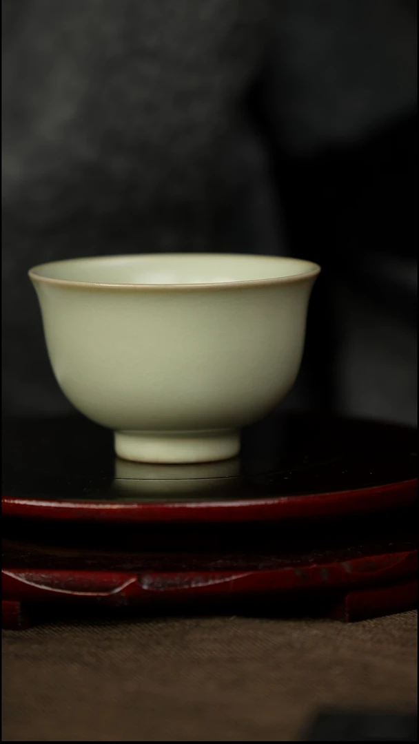 粉青 压手杯 带底款