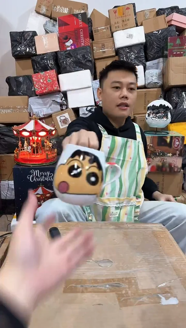 瓷片红色小新大肚杯